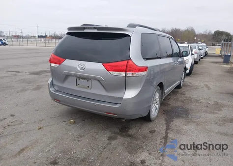 2013 Toyota Sienna Xle V6 8 Passenger z USA, uszkodzony, nr VIN 5TDYK3DC8DS310192